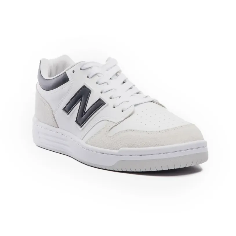 Tênis casual New Balance 480 LOW branco com detalhes em preto e cinza, vista frontal em ângulo.